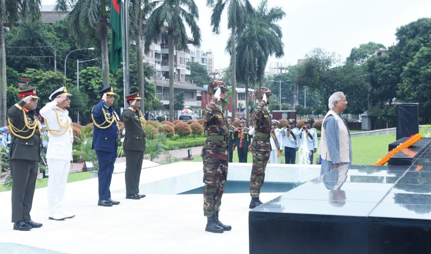 সেনানিবাসে শিখা অনির্বাণে পুষ্পস্তবক অর্পণ প্রধান উপদেষ্টার